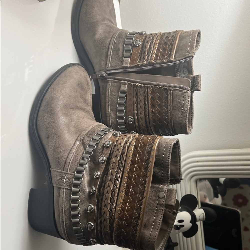 ✨👢Carlos by Carlos Santana Taupe & Brown Woven Ankle Booties🌟✨ - Picture 4 of 5